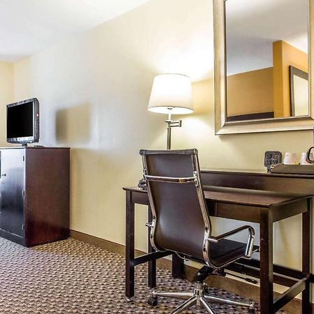 Comfort Suites Clinton Near Presbyterian College Exteriör bild