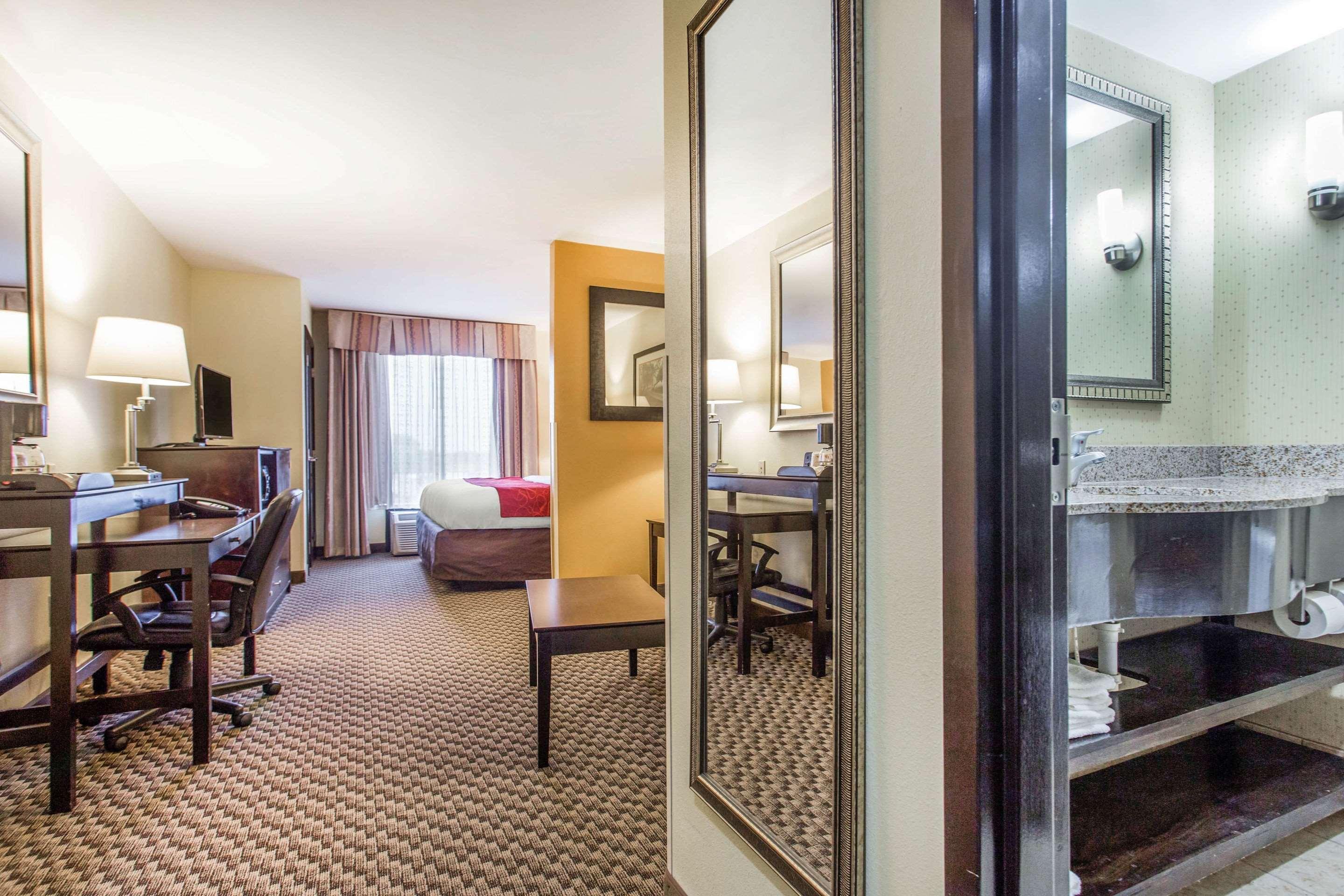 Comfort Suites Clinton Near Presbyterian College Exteriör bild